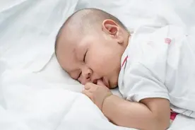 孩子为啥总喜欢蹬被子？看完这个科学解释，或许你就明白了图片