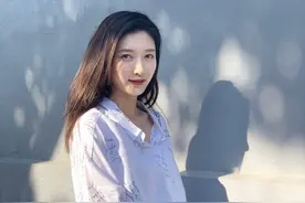 江疏影身穿白色衬衣，搭配简约更显迷人魅力图片