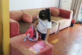 10岁女孩上学忘带课本，被老师点名批评，爸爸回答后群里没人回应图片