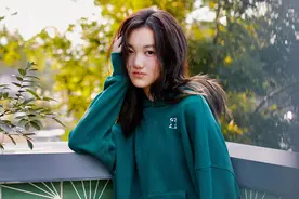14岁李嫣无惧高清镜头，秀长腿卖限量服装，上唇疤痕难挡自信图片