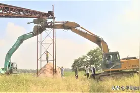 平南县依法拆除武林镇两个违法砂石场图片