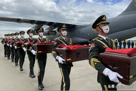 人民日报评论员：功绩彪炳千秋 英名万古流芳图片