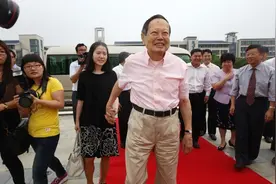 16年前，杨振宁娶了28岁年轻漂亮的翁帆，美满幸福，是真爱吧图片