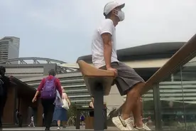 作死！香港知名艺人不避讳继续晒Nike鞋，惹网民嘲讽：真会玩图片