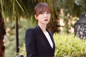 37岁王珞丹越来越潮，西装“剪一刀”下摆变成裙，一看就是洋气人图片