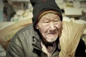 老人捡一袋子钱，失主跑来要，老人却说没看到，失主走后老人报警图片