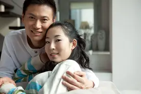 我44岁，老婆41岁，老婆趁我出差，带一个二十来岁的小伙上我家图片