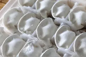 煮冻饺子，什么时候下锅合适？教你正确做法，不开裂不露馅，特香图片