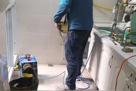 电梯楼室内水管侧面渗漏滴水，维修费用该由上下层住户谁来承担？图片