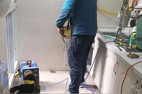 电梯楼室内水管侧面渗漏滴水，维修费用该由上下层住户谁来承担？图片
