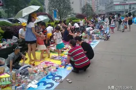 你知道吗？中国6亿人口月入1000！摆地摊是穷人最后的饭碗图片