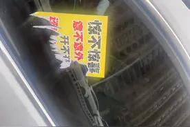 车停路边，车牌被掰玻璃还被贴条：惊不惊喜 意不意外图片