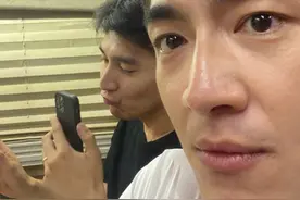 赵又廷探班林更新，赵又廷却忙着和高圆圆视频，林更新发文吐槽图片