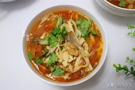 我家早餐爱吃这面条，做法简单，有肉有菜，好吃得连汤也不剩图片