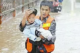 天当被，地当床一一就是军人，更是平凡人，军人是顶天立地的英雄图片