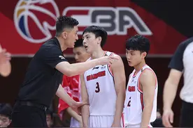 中国男篮主帅杜锋，骨龄比同龄人小，弹跳力惊人被称“排骨飞人”图片