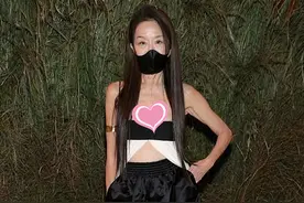 72岁王薇薇性感走红毯，穿露脐装配黑丝袜，比年轻小姑娘还时髦图片