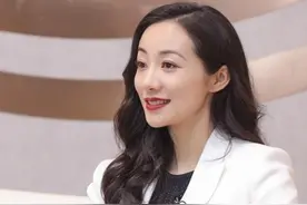 韩雪节目中跷二郎腿，却忘记自己穿10CM超短裙，救场举动毫无破绽图片