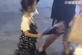 重庆一儿童深夜在街头卖花，社会的保护伞不能失效图片