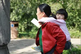 亲妈给女儿带孩子，女儿要不要给钱？3个女儿说了实话图片
