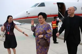 一年给员工发696亿工资，自己才拿5千多万，难怪员工为他赚回千亿图片