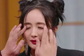 杨幂时隔6年罕见换头像，眼部遭揉捏引爆笑，被沈腾险摔倒逗笑场图片