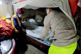 农村老人床单被子用太久！赶紧陪老奶奶换上新的！看着暖和多了！视频封面