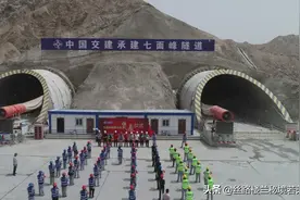 依吞布拉克至若羌公路建设项目七面峰隧道左洞顺利贯通​图片