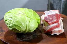 原来包菜炒五花肉也有窍门，先炒哪个是关键，这样做一大盘都不够视频封面