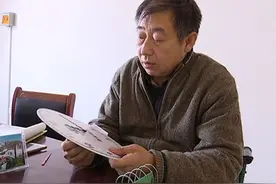 献县韩村镇张祥中心小学教师左丙东 站着给学生们上网课图片