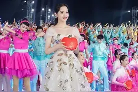 欧阳娜娜穿抹胸露背裙，才刚刚20岁，展现成熟女人味，魅力十足图片