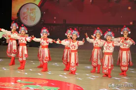 小戏骨登台演绎经典唱段图片