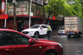 交警雨中执勤  司机暖心送伞图片