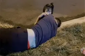 父亲醉酒躺路边大睡，5岁女儿蹲在身旁守候，网友：这爹真不靠谱图片