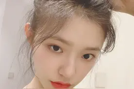 林允营业自拍甜笑wink，穿牛油果绿卫衣嘟嘴托腮灵动可爱图片