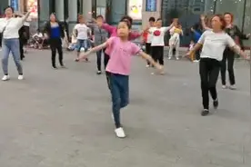 “我爸爸出差了，我给他代班！”10岁小女生，为一群广场舞大妈领舞图片
