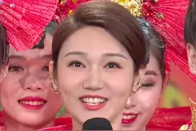 春晚口红色号又火了！李思思枣泥红美上热搜，新人主持外形亮眼图片