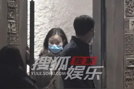 倪妮雷佳音深夜聚餐！倪妮素颜出镜如清纯少女，二人同框似父女图片