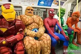 当二次元角色入侵三次元，蕾姆成小摊贩，野生明哥街头卖唱图片