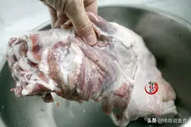 洗羊肉时，用清水洗等于白洗！学会这1妙招，羊肉干净浮沫都少图片