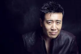 他由大24岁姐姐喂奶长大，8个哥哥姐姐供他上学，成名后帮助全家图片