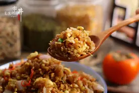 做蛋炒饭，记得“软炒”鸡蛋，每一勺米里都有蛋花，松软颗粒分明图片
