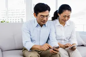 女儿劝52岁母亲找份工作，被亲戚指责不孝，她委屈说出担忧图片