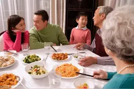过年孩子被问成绩，爸妈记得这样回答，孩子将来长大感激一辈子图片
