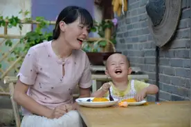 自制菠萝QQ糖、五彩粽子……“白领”夫妻返乡创业收获“甜蜜”图片