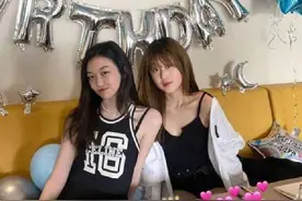 15岁李嫣高调晒生日照片，嘴上疤痕明显，依然自信大秀美貌图片