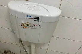 厕所里的“小广告”杀伤力很强，用手机扫码就入陷阱，请克制住图片