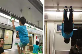地铁里，小男孩的乖巧坐姿引热议，网友称赞其是高级“炫富”图片