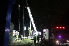 惨烈！信阳一半挂车撞向路边搅拌车并将一行人卷入车轮下图片