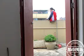 赣州：和母亲吵了一架，11岁女孩哭着爬上顶楼，欲跳楼轻生图片